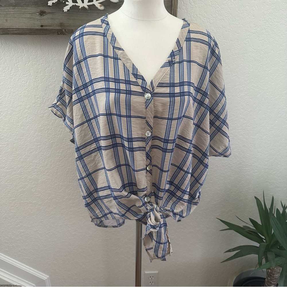 Entro‎ Blue and White Dolman Sleeve Button Down Tie front Top Large NWOT